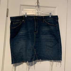 Women’s universal thread Size 18 distressed front seam mini Jean skirt
